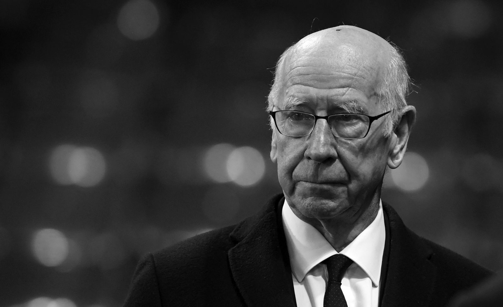 epa10930955 (FILE) - Former Manchester United and England soccer player Sir Bobby Charlton after the English FA Cup quarter-final match between Chelsea FC and Manchester United at Stamford Bridge, London, Britain, 13 March 2017 (Reissued 21 October 2023). English soccer legend Sir Bobby Charlton died at the age of 86 on 21 October 2023.  EPA/WILL OLIVER EDITORIAL USE ONLY. No use with unauthorized audio, video, data, fixture lists, club/league logos or 'live' services. Online in-match use limited to 75 images, no video emulation. No use in betting, games or single club/league/player publications. *** Local Caption *** 53386165