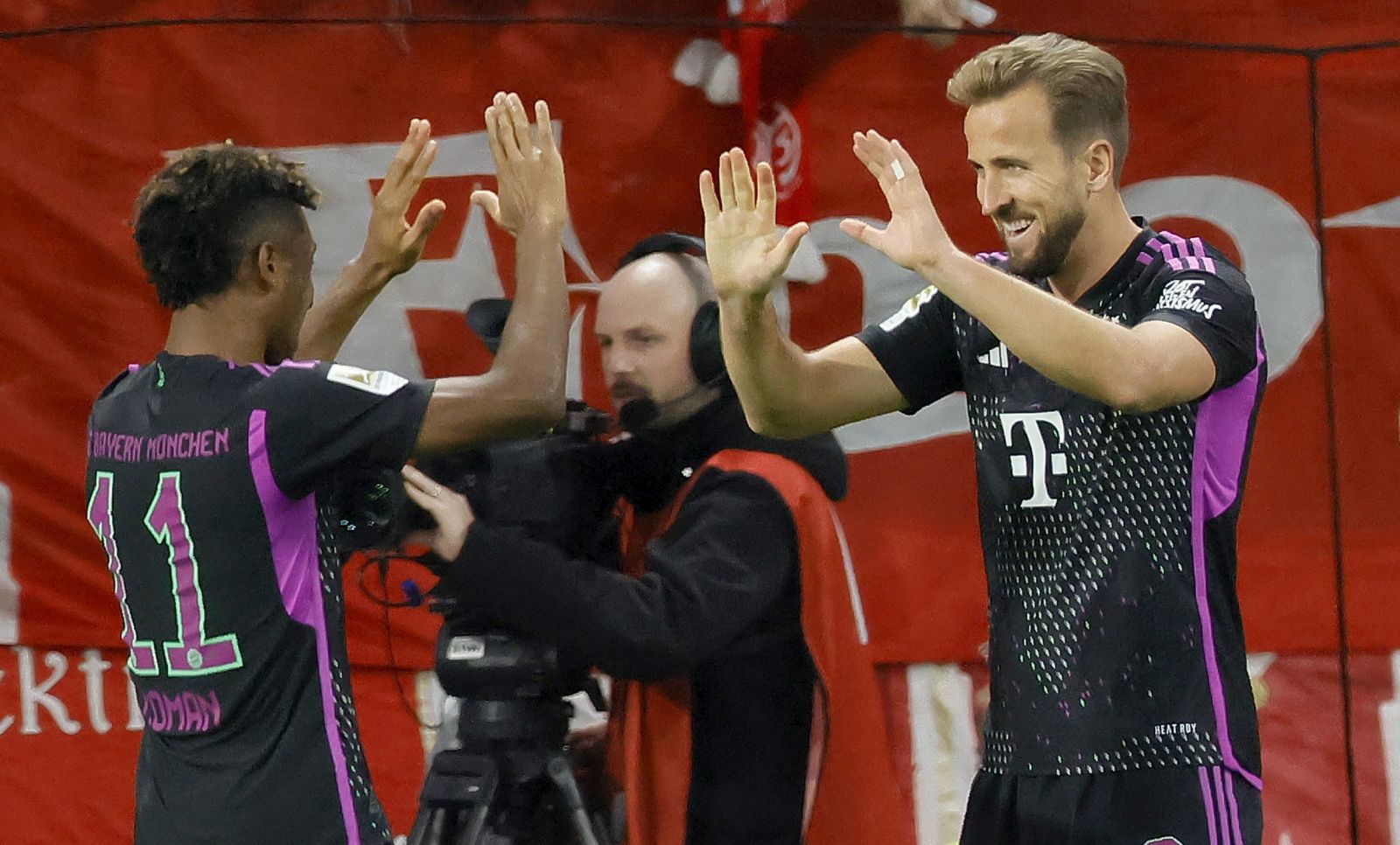 epa10931108 Munich's Harry Kane (R) celebrates with Kingsley Coman after scoring the 2-0 lead during the German Bundesliga soccer match between 1. FSV Mainz 05 and FC Bayern Munich in Mainz, Germany, 21 October 2023.  EPA/RONALD WITTEK CONDITIONS - ATTENTION: The DFL regulations prohibit any use of photographs as image sequences and/or quasi-video.