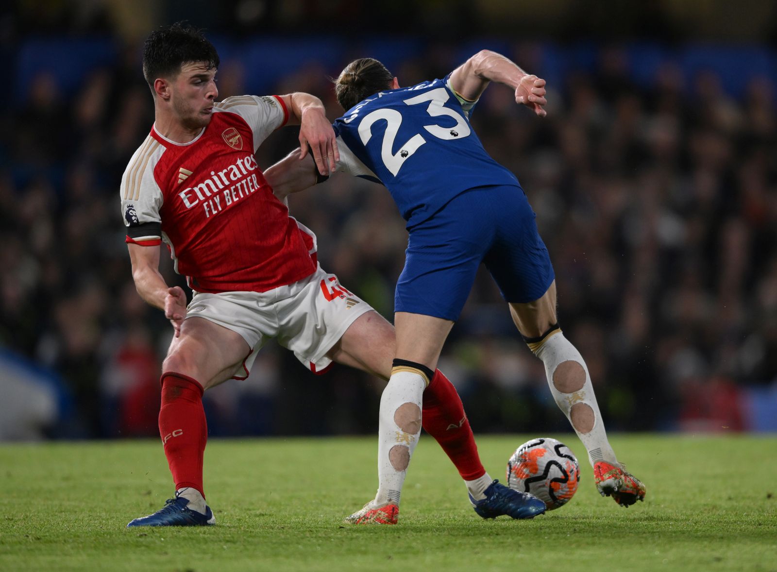 epa10931394 Chelsea’s Conor Gallagher and Arsenal’s Declan Rice battle for the ball during the English Premier League match between Chelsea and Arsenal in London, Britain, 21 October 2023.  EPA/DANIEL HAMBURY No use with unauthorized audio, video, data, fixture lists, club/league logos, 'live' services' or as NFTs. Online in-match use limited to 120 images, no video emulation. No use in betting, games or single club/league/player publications.