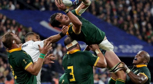 epa10931594 South Africa's Franco Mostert (up) in action during the Rugby World Cup 2023 semi final match between England and South Africa in Saint-Denis, France, 21 October 2023.  EPA/CHRISTOPHE PETIT TESSON