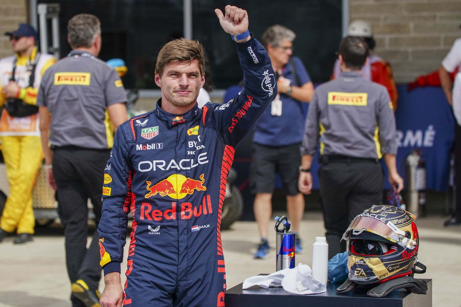 epa10931542 Oracle Red Bull Racing driver Max Verstappen waves to fans after taking pole position during the Sprint Shootout of the 2023 Formula 1 Grand Prix of the United States at the Circuit of the Americas in Austin, USA, 21 October 2023.  EPA/SHAWN THEW