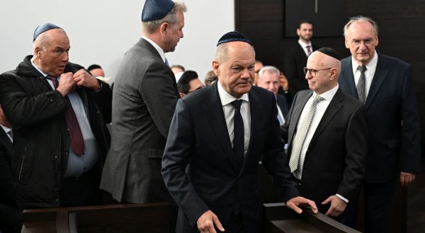 epa10932322 German Chancellor Olaf Scholz attends the new Weill Synagogue official inauguration in Dessau, Germany, 22 October 2023. The synagogue, with the Rabbi's House, built in 1908 listed as heritage site building, where Kurt Weill spent his childhood years, is a modern, barrier-free religious and cultural center for the community.  EPA/HENDRIK SCHMIDT / POOL