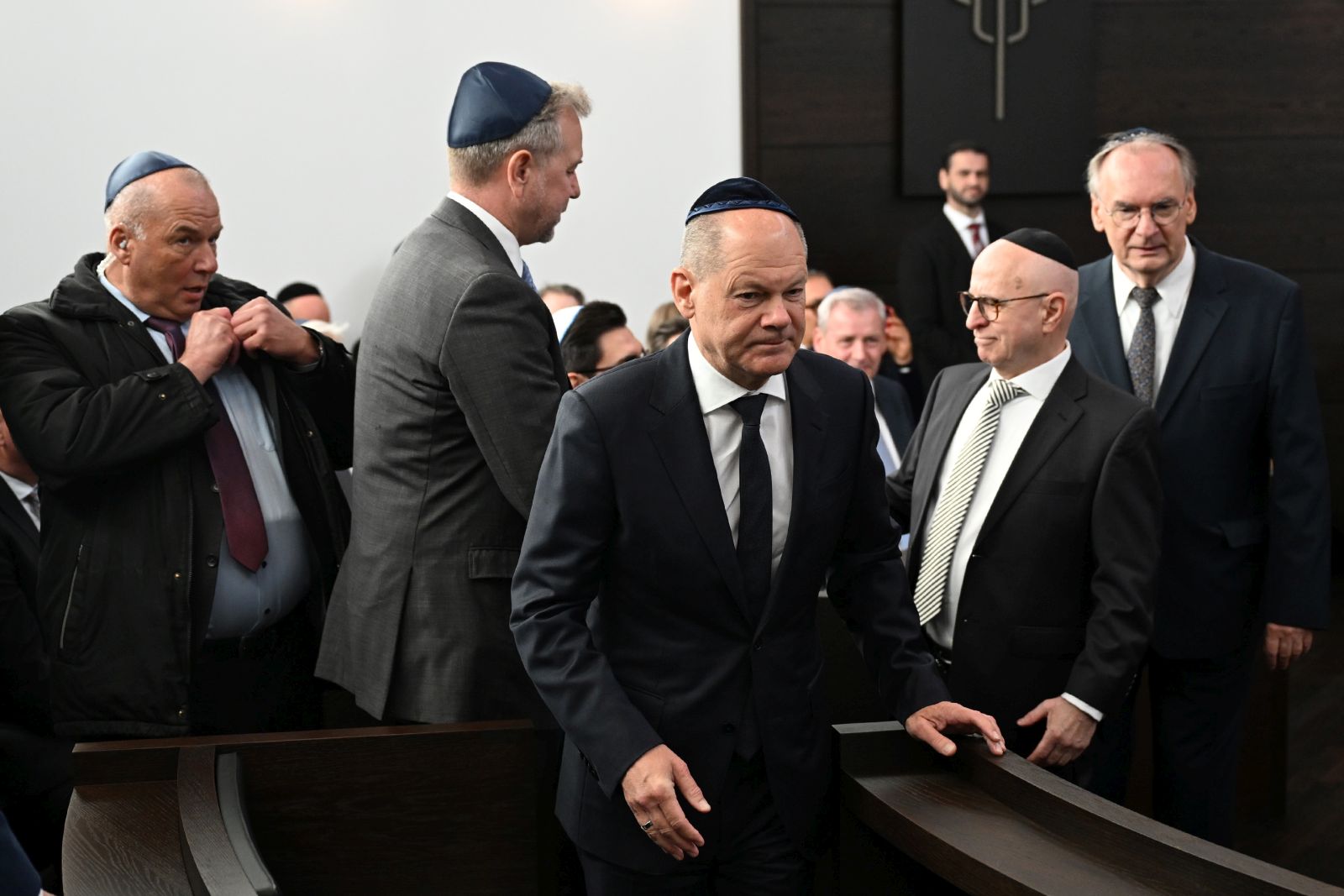 epa10932322 German Chancellor Olaf Scholz attends the new Weill Synagogue official inauguration in Dessau, Germany, 22 October 2023. The synagogue, with the Rabbi's House, built in 1908 listed as heritage site building, where Kurt Weill spent his childhood years, is a modern, barrier-free religious and cultural center for the community.  EPA/HENDRIK SCHMIDT / POOL