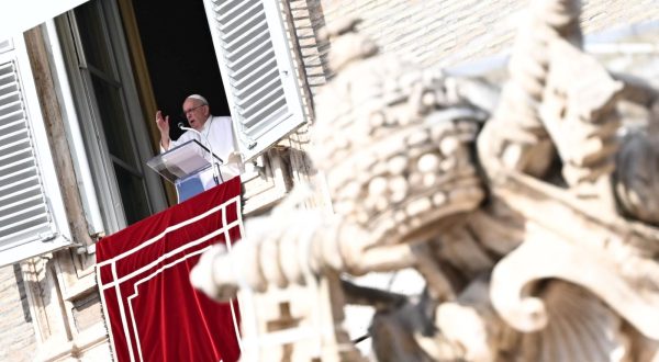 epa10932445 Pope Francis leads the Angelus prayer from the window of his office overlooking St. Peter's Square in Vatican City, 22 October 2023.  EPA/CLAUDIO PERI