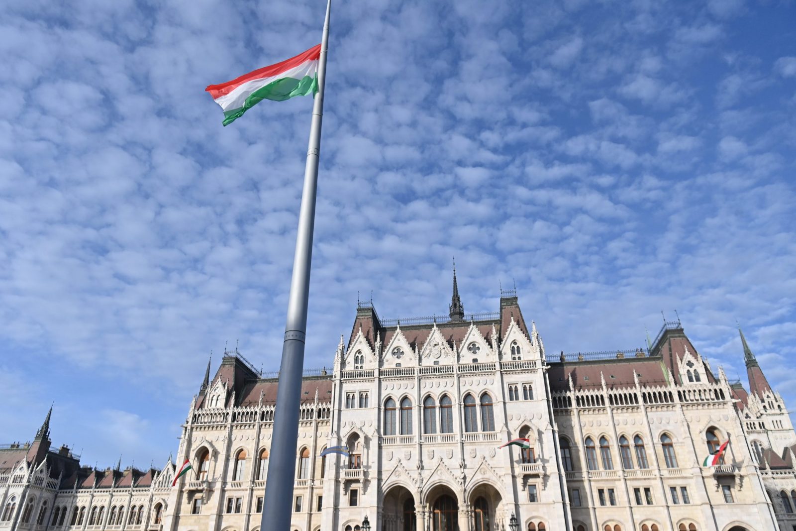 epa10933955 The Hungarian national flag flies after it was raised in front of the Parliament building during a state commemoration ceremony to mark the 67th anniversary of the outbreak of the Hungarian revolution and war of independence against communist rule and the Soviet Union in 1956 in Budapest, Hungary, 23 October 2023.  EPA/NOEMI BRUZAK HUNGARY OUT