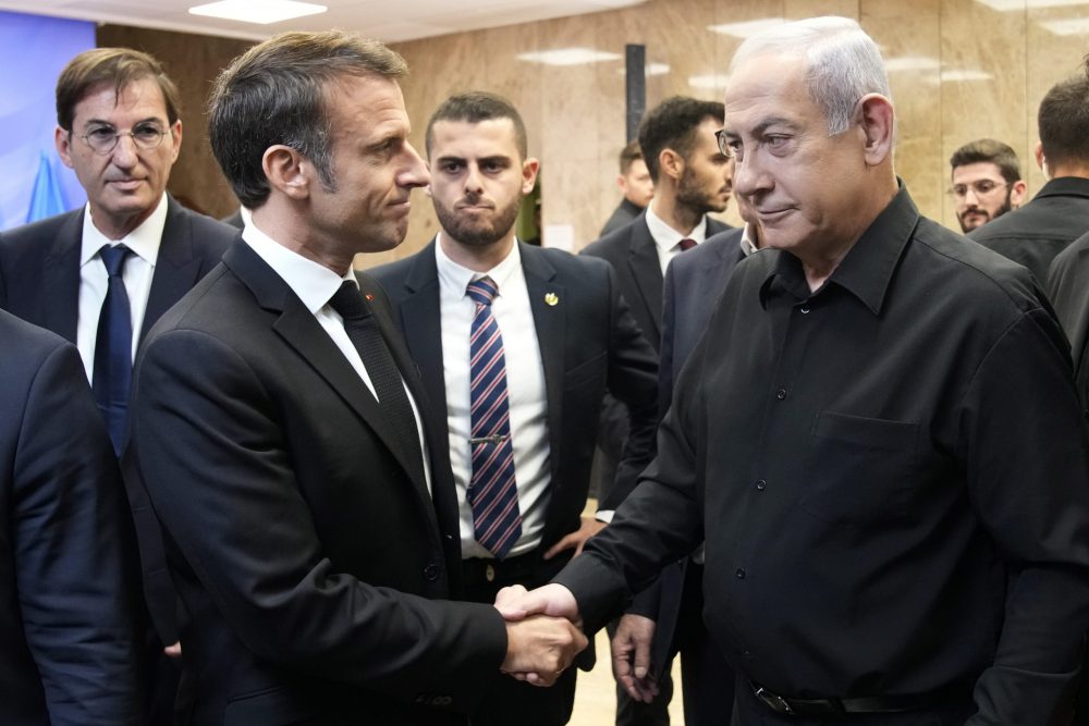 epa10935580 Israeli Prime Minister Benjamin Netanyahu (R) shakes hands with French President Emmanuel Macron after a joint press conference in Jerusalem, 24 October 2023. Macron is traveling to Israel to show France's solidarity with the country and further work on the release of hostages who are being held in Gaza.  EPA/CHRISTOPHE ENA / POOL MAXPPP OUT