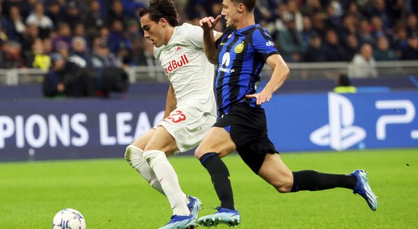 epa10936520 FC Salzburg's Petar Ratkov (L) in action against Inter’s Benjamin Pavard during the UEFA Champions League group D soccer match between FC Inter and FC Salzburg in Milan, Italy 24 October 2023.  EPA/MATTEO BAZZI