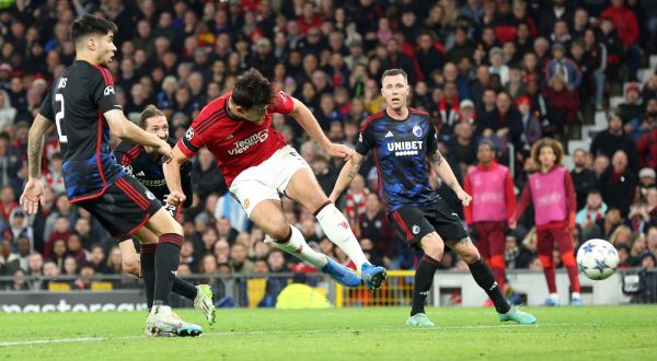 epaselect epa10937048 Harry Maguire (C) of Manchester United scores the opening goal during the UEFA Champions League Group A match between Manchester United and FC Copenhagen in Manchester, Britain, 24 October 2023.  EPA/ADAM VAUGHAN