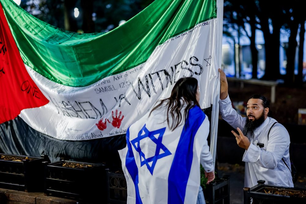 epa10937331 Pro-Israel (L) and pro-Palestine (R) protesters face off during a 'Ceasefire Now' demonstration in reaction to the ongoing conflict between Israel and Hamas, in downtown Atlanta, Georgia, USA, 24 October 2023. Thousands of Israelis and Palestinians have died since the militant group Hamas launched an unprecedented attack on Israel from the Gaza Strip on 07 October, and the Israeli strikes on the Palestinian enclave which followed it.  EPA/ERIK S. LESSER