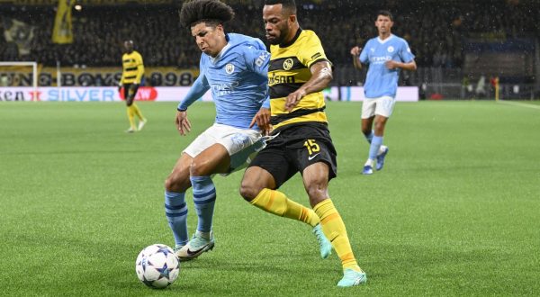 epa10939138 Manchester City's Rico Lewis (L) and YB's Meschack Elia in action during the UEFA Champions League group G soccer match between BSC Young Boys and Manchester City, in Bern, Switzerland, 25 October 2023.  EPA/ANTHONY ANEX