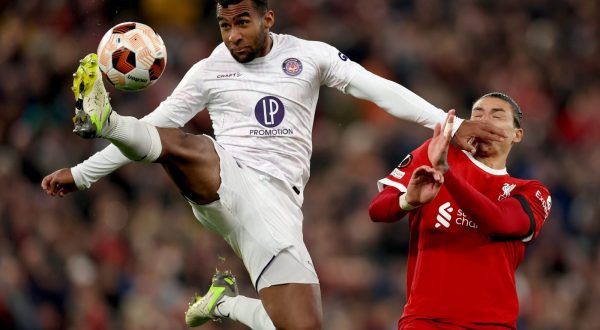 epaselect epa10941608 Darwin Nunez (R) of Liverpool in action against Cristian Casseres of Toulouse during the UEFA Europa League Group E match between Liverpool and Toulouse in Liverpool, Britain, 26 October 2023.  EPA/ADAM VAUGHAN