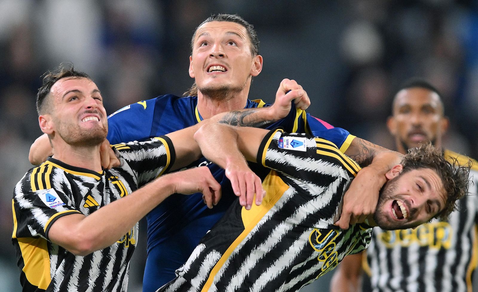 epa10945984 Juventus' Federico gatti (L) and Manuel Locatelli in action against Hellas Verona's Milan Djuric during the Italian Serie A soccer match between Juventus FC and Hellas Verona FC, in Turin, Italy, 28 October 2023.  EPA/ALESSANDRO DI MARCO