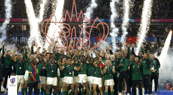 epa10946183 South Africa captain Siya Kolisi lifts the Webb Ellis trophy after the team won the Rugby World Cup 2023 final between New Zealand and South Africa in Saint-Denis, France, 28 October 2023.  EPA/YOAN VALAT