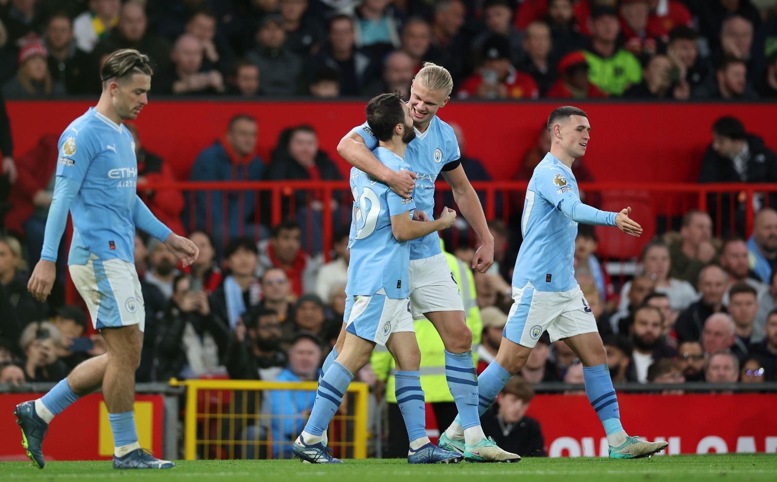 epa10947850 Erling Haaland (CR) of Manchester City celebrates with teammate Bernardo Silva (CL) after scoring the 2-0 lead during the English Premier League match between Manchester United and Manchester City in Manchester, Britain, 29 October 2023.  EPA/ADAM VAUGHAN