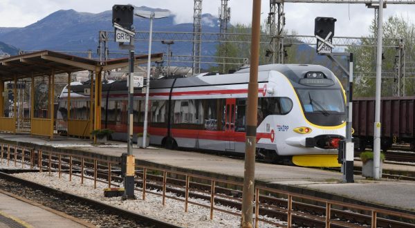 01.04.2023., Knin - Nagibini vlak na kninskom zeljeznickom kolodvoru.  Photo: Hrvoje Jelavic/PIXSELL