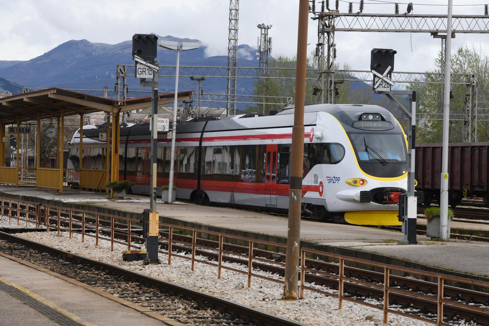 01.04.2023., Knin - Nagibini vlak na kninskom zeljeznickom kolodvoru.  Photo: Hrvoje Jelavic/PIXSELL