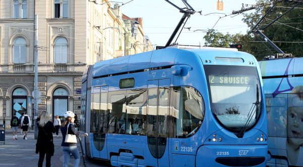 05.09.2023., Zagreb - Dok se javnost vise manje zabavlja gradonacelnikovim matematickim sposobnostima vezanim na nabavu rabljenih tramvaja iz Njemacke, sa pocetkom nove skolske godine i uvodjenjem punog opsega javnog prometa u gradu, ponovno se na tracnicama mogu vidjeti i najstariji tamvaji koje jos uvijek ima ZET. Uglavnom na liniji broj 2, ova stara vozila proizvedena su u Djuri Djakovicu jos sedamdesetih godina.
Duboko iz 20 stoljeca tramvajski vozni park krase i CKD Tatra T4 i KT4 koji se unatoc starosti svakodnevno mogu vidjeti u prometu. Nesto mladji su TMK 2210 zglobni modeli koje je izradjivala tvrtka Koncar od 1994. do 2003. godine, a jedini moderni tramvaji su TMK 2200 i 2300 konzorcija Crotram koji su dio ZET-ova prijevoza od 27. travnja 2005. godine. 
Upravo stoga, rabljeni tramvaji iz Njemacke, cak i bez kure podmladjivanja na presici, mogu samo podici nivo usluge u javnom prijevozu grada. Photo: Patrik Macek/PIXSELL