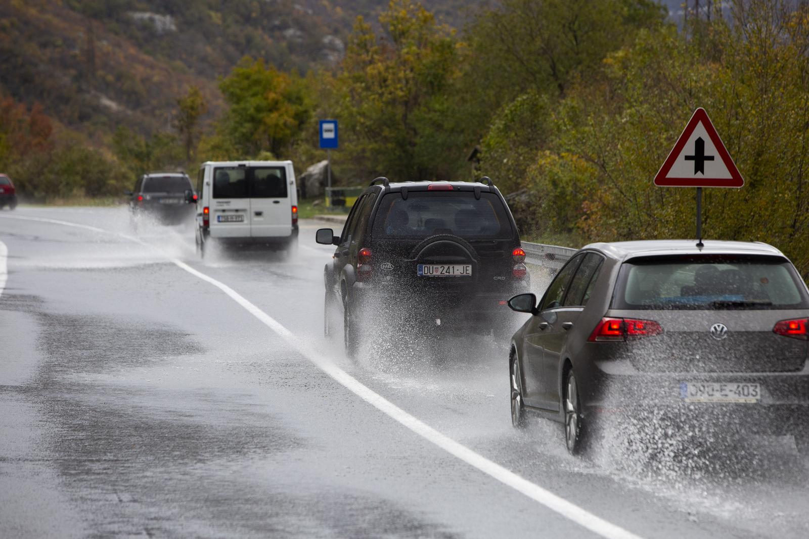 05.11.2021., Grabovica - Na magistralnom putu M-17, na potezu Mostar-Jablanica, uslijed velikih kisa,  voda koja se slijeva sa brda otezava promet na pojedinim dijelovima ove dionice Photo: Denis Kapetanovic/PIXSELL