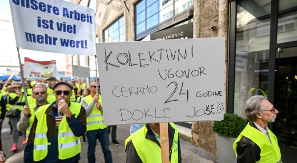 07.10.2023., Zagreb - Radnici A1 zbog malih placa i kolektivnog ugovora prosvjedovali su na Svjetski dan dostojanstvenog rada, a zahtjevaju povecanje svojih materijalnih prava te potpisivanje kolektivnog ugovora s poslodavcem s kojim pregovaraju vec godinu dana. Sindikati isticu da je minimalna neto placa zaposlenika 590 eura i u tom platnom razredu radi oko 400 radnika dok je potrosacka kosarica za jedan mjesec iznosi 950 eura. 

Okupljanje je pocelo na Zrinjevcu od kuda su se okupljeni uputili prema jednom prodajnom mjestu A1.

 Photo: Marko Lukunic/PIXSELL
