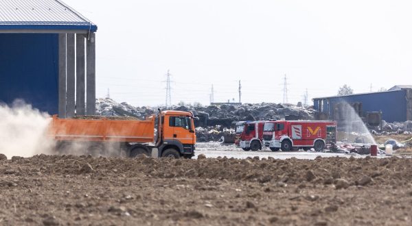 09.10.2023., Osijek - Na pozaristu Drave International radni strojevi zatrpavaju zemljom izgorenu plastiku i mjesta gdje vatra pomalo jos tinja. Photo: Davor Javorovic/PIXSELL