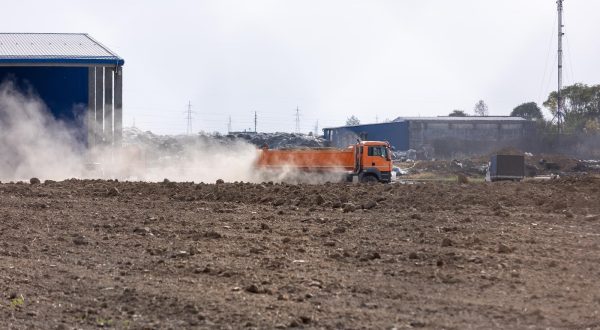 09.10.2023., Osijek - Na pozaristu Drave International radni strojevi zatrpavaju zemljom izgorenu plastiku i mjesta gdje vatra pomalo jos tinja. Photo: Davor Javorovic/PIXSELL