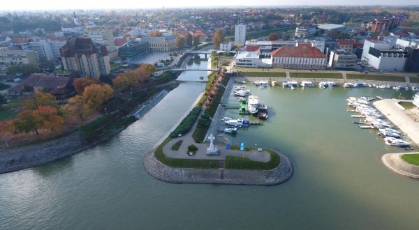 31.10.2020., Vukovar - Spomen kriz na uscu Vuke u Dunav. Photo: Tin Mandic/PIXSELL