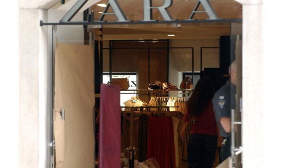 07.04.2011. Rijeka - U tijeku su posljednje pripreme za otvorenje trgovine Zara. rPhoto: Goran Kovacic/PIXSELL