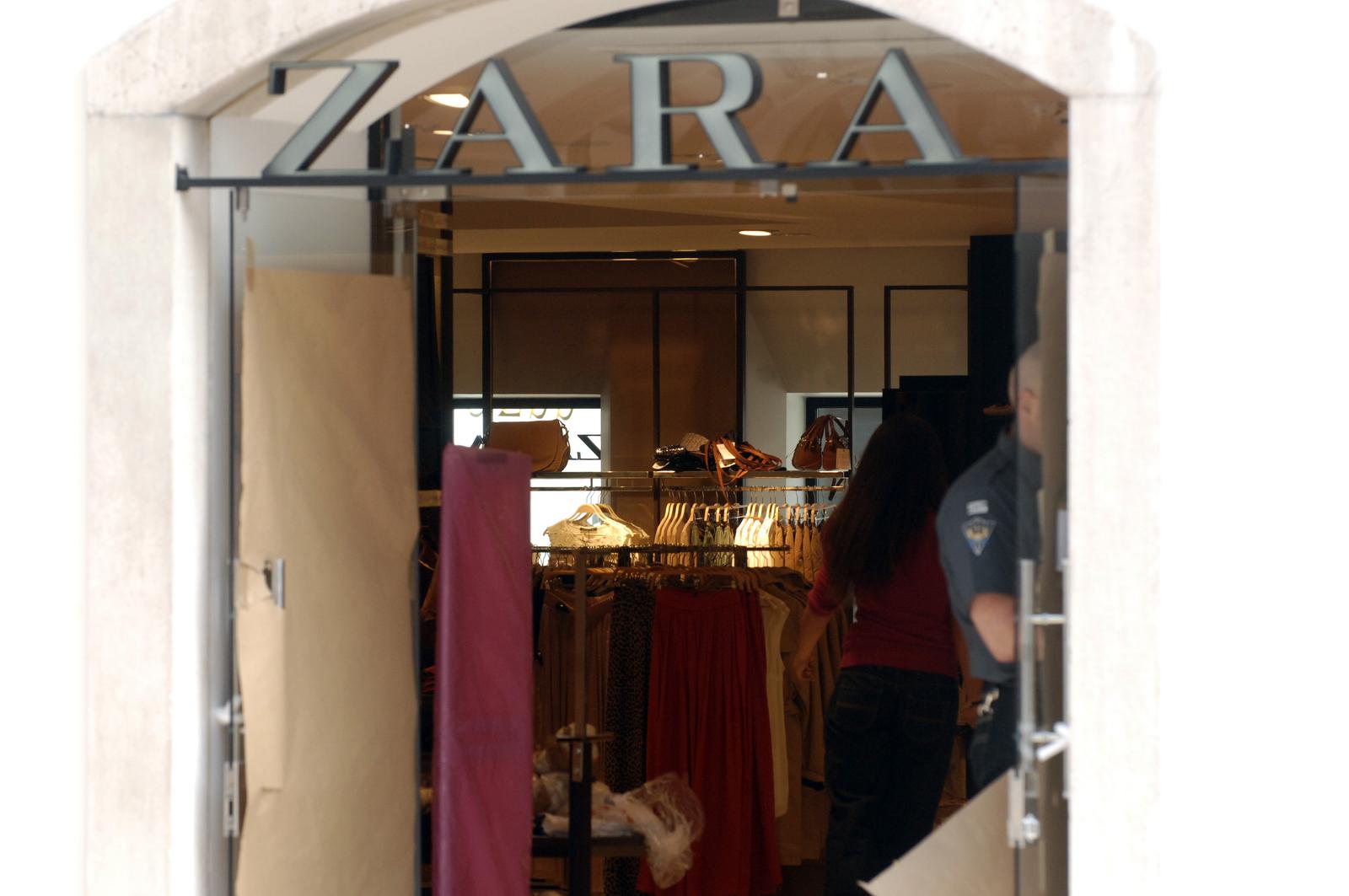 07.04.2011. Rijeka - U tijeku su posljednje pripreme za otvorenje trgovine Zara. rPhoto: Goran Kovacic/PIXSELL
