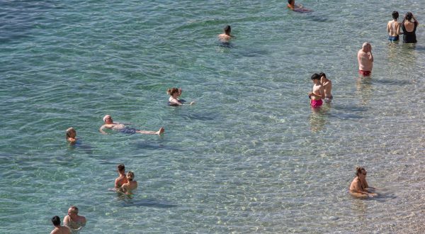 11.10.2023., Plaza Banje, Dubrovnik - Gradski kadrovi. U Dubrovniku prava ljetna atmosfera, visoke temperature i guzva. I temperatura mora je ljetna  pa mnogi jos uzivaju u kupanju.
Photo: Grgo Jelavic/PIXSELL Photo: Grgo Jelavic/PIXSELL