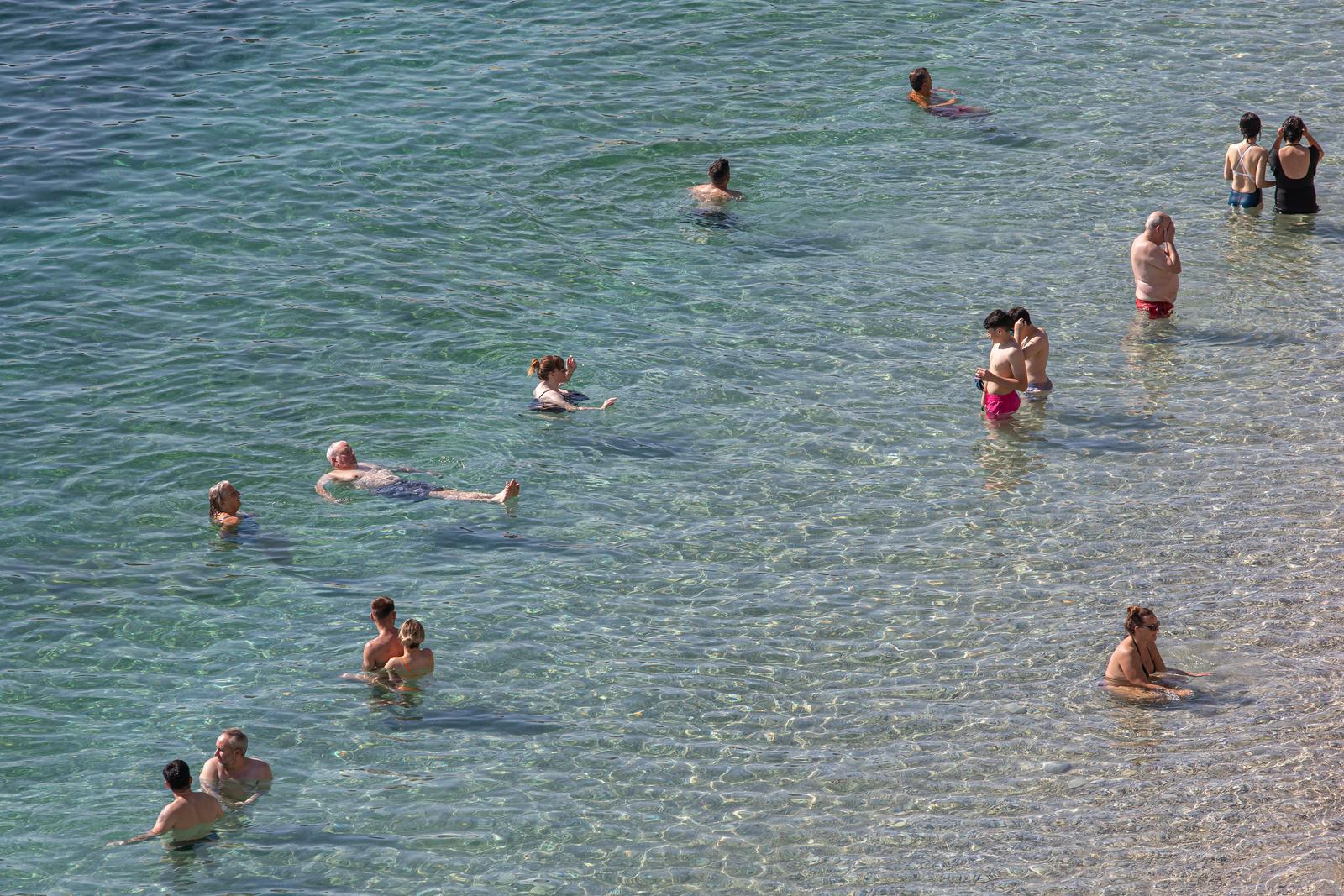 11.10.2023., Plaza Banje, Dubrovnik - Gradski kadrovi. U Dubrovniku prava ljetna atmosfera, visoke temperature i guzva. I temperatura mora je ljetna  pa mnogi jos uzivaju u kupanju.
Photo: Grgo Jelavic/PIXSELL Photo: Grgo Jelavic/PIXSELL