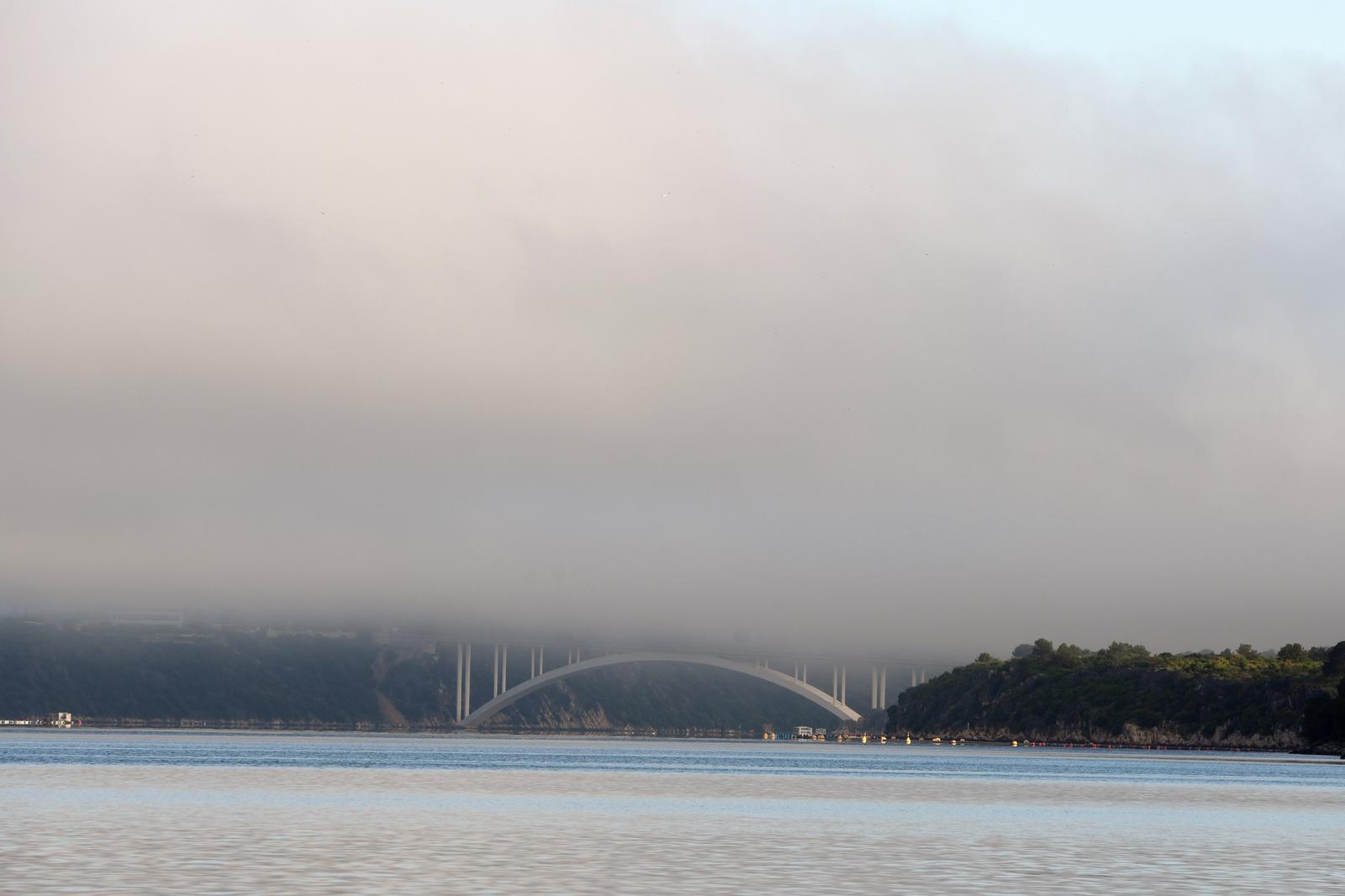 15.05.2023., Sibenik - Sibenski most prekriven maglom.
 Photo: Hrvoje Jelavic/PIXSELL