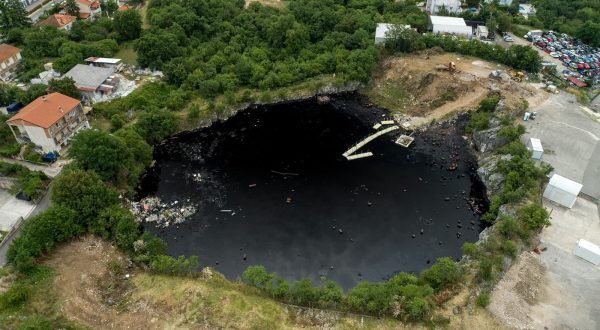 13.07.2023., Viskovo - Zracna fotografija prve etape sanacije crne jame Sovjak u Viskovu u koju se godinama u bivsoj drzavi odlagao opasni otpad, poceo je 7. srpnja. Ukupna sanacija vrijedna je oko 50 milijuna eura, od kojih je 85 posto sredstava osigurano iz EU fondova. Crna jama Sovjak i okolica snimljeno iz zraka. Photo: Igor Kralj/PIXSELL