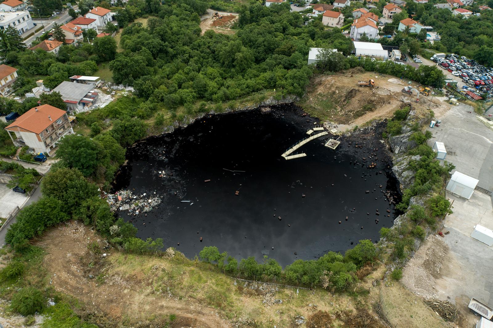 13.07.2023., Viskovo - Zracna fotografija prve etape sanacije crne jame Sovjak u Viskovu u koju se godinama u bivsoj drzavi odlagao opasni otpad, poceo je 7. srpnja. Ukupna sanacija vrijedna je oko 50 milijuna eura, od kojih je 85 posto sredstava osigurano iz EU fondova. Crna jama Sovjak i okolica snimljeno iz zraka. Photo: Igor Kralj/PIXSELL