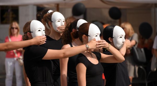 22.09.2023., Pula: Prigodnim performanceom i mimohodom gradskim centrom, u Puli je odrzan prosvjed protiv nasilja nad zenama. Photo: Sasa Miljevic/PIXSELL