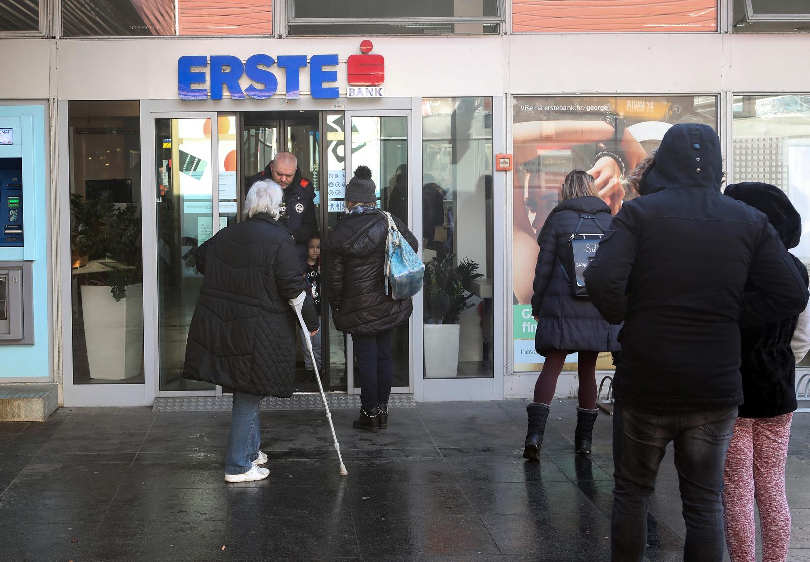 29.12.2022.,Zagreb - Guzve ispred banaka zbog konverzije kune u euro. Photo: Zeljko Hladika/PIXSELL