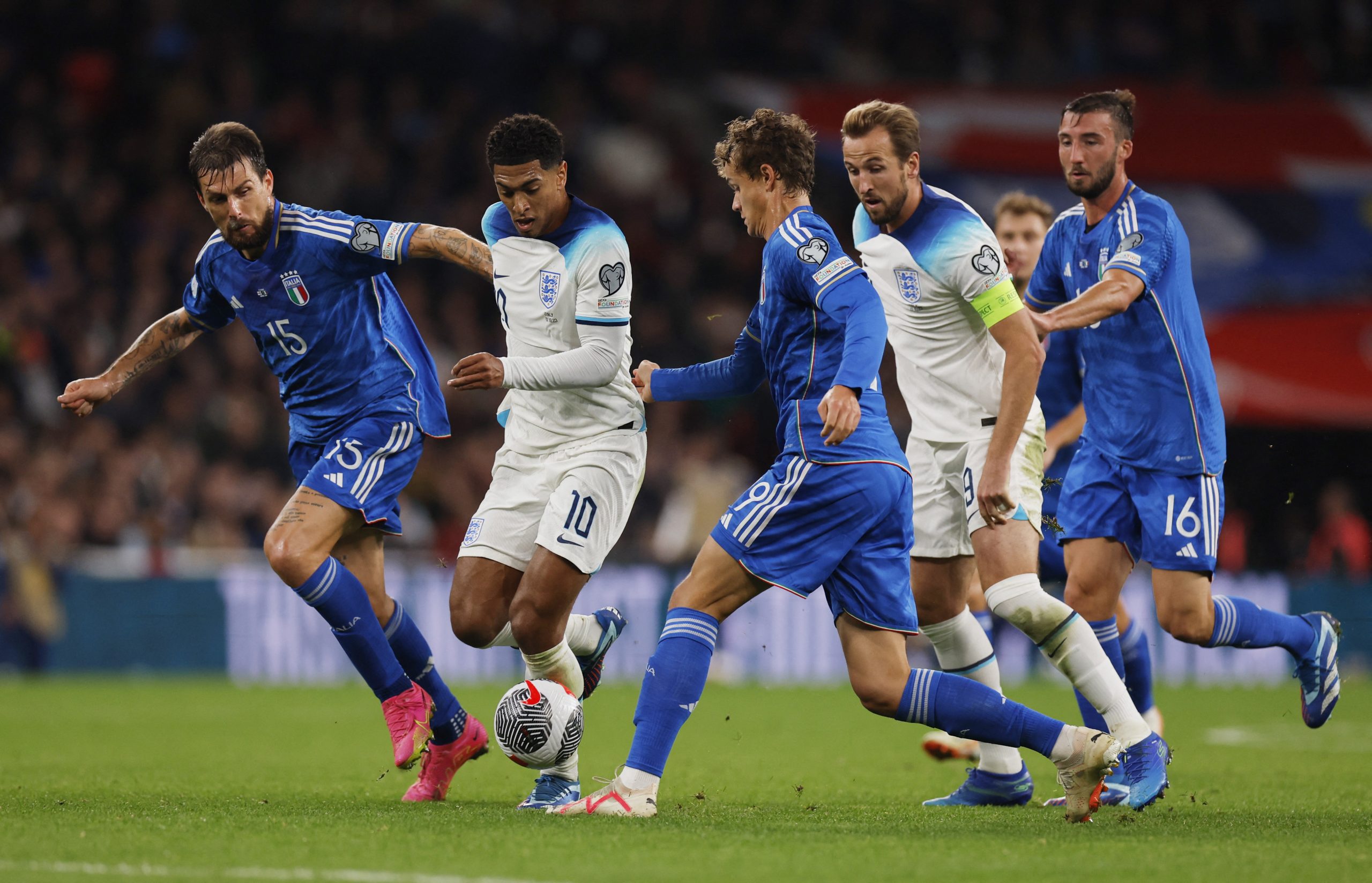 Soccer Football - Euro 2024 Qualifier - Group C - England v Italy - Wembley Stadium, London, Britain - October 17, 2023 England's Jude Bellingham in action with Italy's Francesco Acerbi and Giorgio Scalvini Action Images via Reuters/Andrew Couldridge Photo: Andrew Couldridge/REUTERS