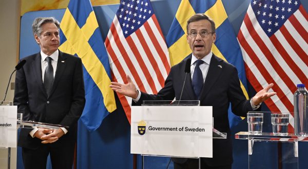epa10663654 US Secretary of State Antony Blinken (L) and Sweden's Prime Minister Ulf Kristersson (R), during a press meeting at F 21 air fleet, Kallaxheden in Lulea, Sweden, 30 May 2023. 
Sweden's EU presidency arranges a meeting of the trade and technology council between the EU and the US in Lulea.  EPA/Jonas EkstrÃ¶mer SWEDEN OUT
