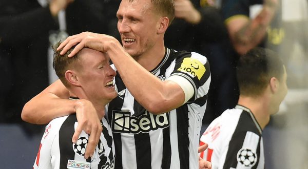 epa10901225 Sean Longstaff (L) of Newcastle celebrates with teammate Dan Burn after scoring the 3-0 during the UEFA Champions League Group F match between Newcastle United and Paris Saint-Germain in Newcastle, Britain, 04 October 2023.  EPA/PETER POWELL