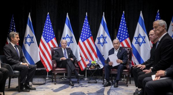epa10925730 (L-R) US Secretary of State Antony Blinken, US President Joe Biden, Israeli Prime Minister Benjamin Netanyahu, Israeli Defense Minister Yoav Gallant, and Benny Gantz, who is part of the new national emergency government look on during a meeting in Tel Aviv, Israel, 18 October 2023. President Biden pledged US support for Israel and said the overnight attack on a hospital in the Gaza strip 'appears' to have been caused 'by the other team'.  EPA/MIRIAM ALSTER / POOL