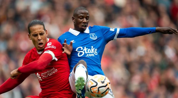 epa10930749 Liverpool's Virgil van Dijk (L) in action with Everton's Abdoulaye Doucoure (R) during the English Premier League match between Liverpool and Everton in Liverpool, Britain, 21 October 2023.  EPA/PETER POWELL No use with unauthorized audio, video, data, fixture lists, club/league logos, 'live' services' or as NFTs. Online in-match use limited to 120 images, no video emulation. No use in betting, games or single club/league/player publications.