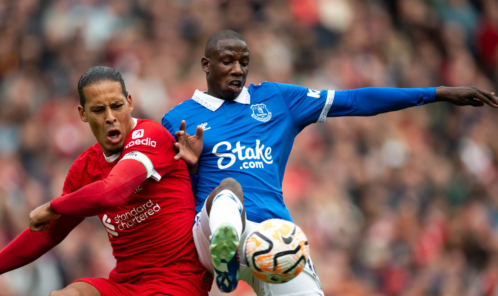 epa10930749 Liverpool's Virgil van Dijk (L) in action with Everton's Abdoulaye Doucoure (R) during the English Premier League match between Liverpool and Everton in Liverpool, Britain, 21 October 2023.  EPA/PETER POWELL No use with unauthorized audio, video, data, fixture lists, club/league logos, 'live' services' or as NFTs. Online in-match use limited to 120 images, no video emulation. No use in betting, games or single club/league/player publications.