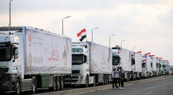 epa10936687 Trucks carrying humanitarian aid bound for the Gaza Strip wait to pass through the Rafah border crossing, Egypt, 24 October 2023. More than 5,000 Palestinians and over 1,400 Israelis have been killed, according to the Israel Defense Forces (IDF) and the Palestinian health authority, since Hamas militants launched an attack against Israel from the Gaza Strip on 07 October.  EPA/KHALED ELFIQI