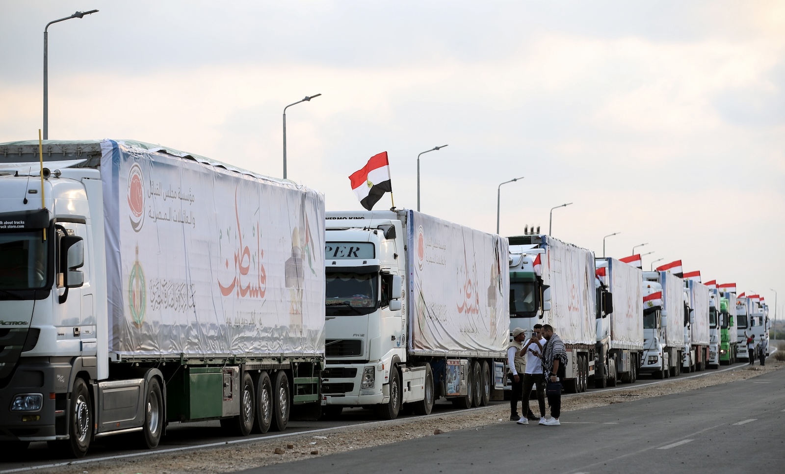 epa10936687 Trucks carrying humanitarian aid bound for the Gaza Strip wait to pass through the Rafah border crossing, Egypt, 24 October 2023. More than 5,000 Palestinians and over 1,400 Israelis have been killed, according to the Israel Defense Forces (IDF) and the Palestinian health authority, since Hamas militants launched an attack against Israel from the Gaza Strip on 07 October.  EPA/KHALED ELFIQI