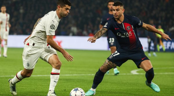 epa10939090 AC Milan's Christian Pulisic (L) in action against Paris Saint Germain's Lucas Hernandez (R) during the UEFA Champions League Group F match between Paris Saint-Germain and AC Milan in Paris, France 25 October 2023.  EPA/MOHAMMED BADRA
