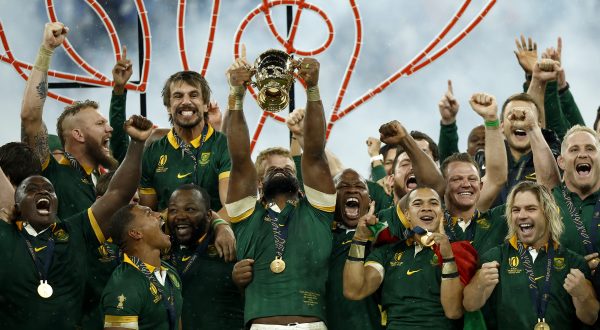 epa10946190 South Africa captain Siya Kolisi lifts the Webb Ellis trophy after the team won the Rugby World Cup 2023 final between New Zealand and South Africa in Saint-Denis, France, 28 October 2023.  EPA/YOAN VALAT