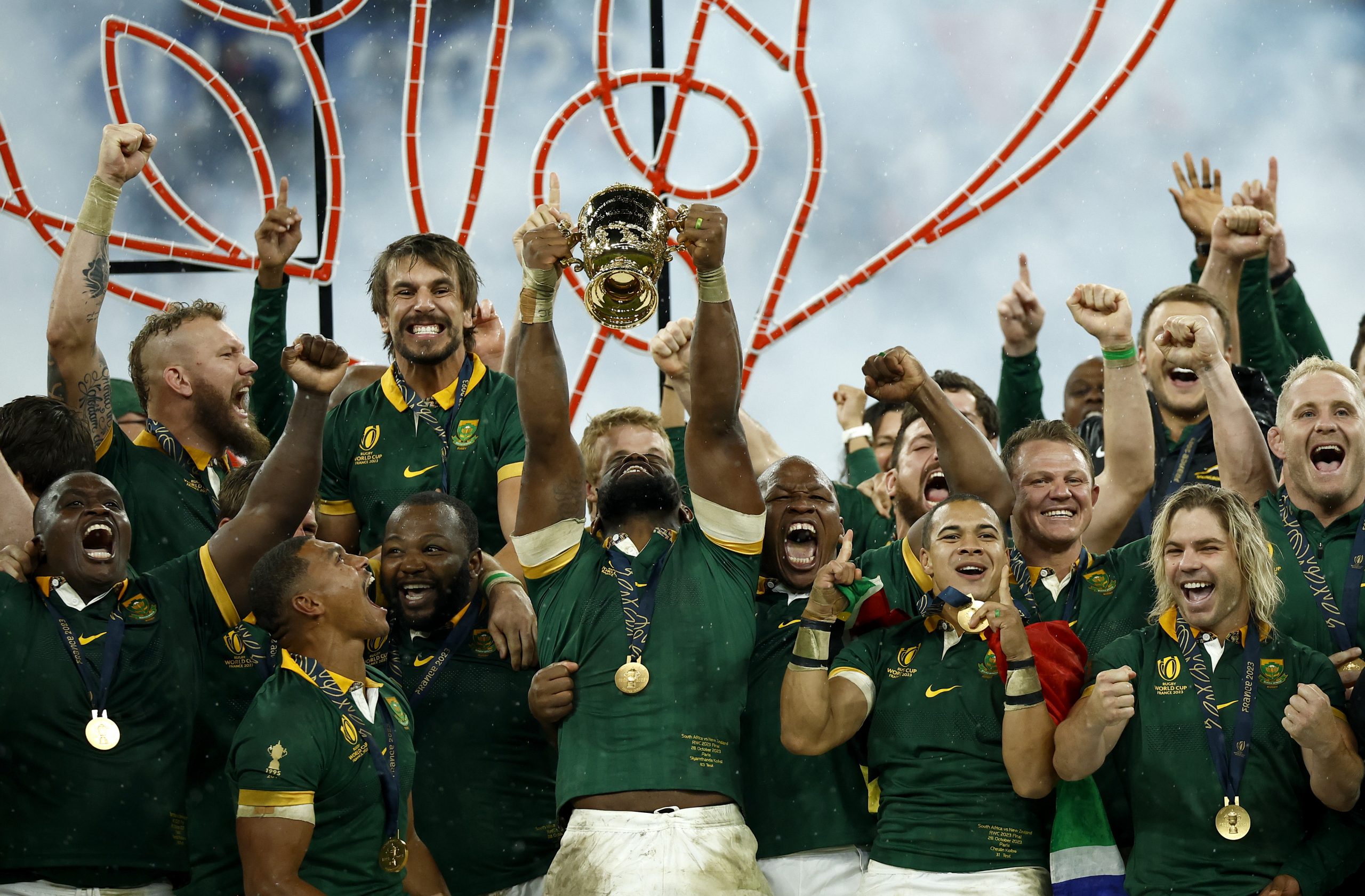 epa10946190 South Africa captain Siya Kolisi lifts the Webb Ellis trophy after the team won the Rugby World Cup 2023 final between New Zealand and South Africa in Saint-Denis, France, 28 October 2023.  EPA/YOAN VALAT
