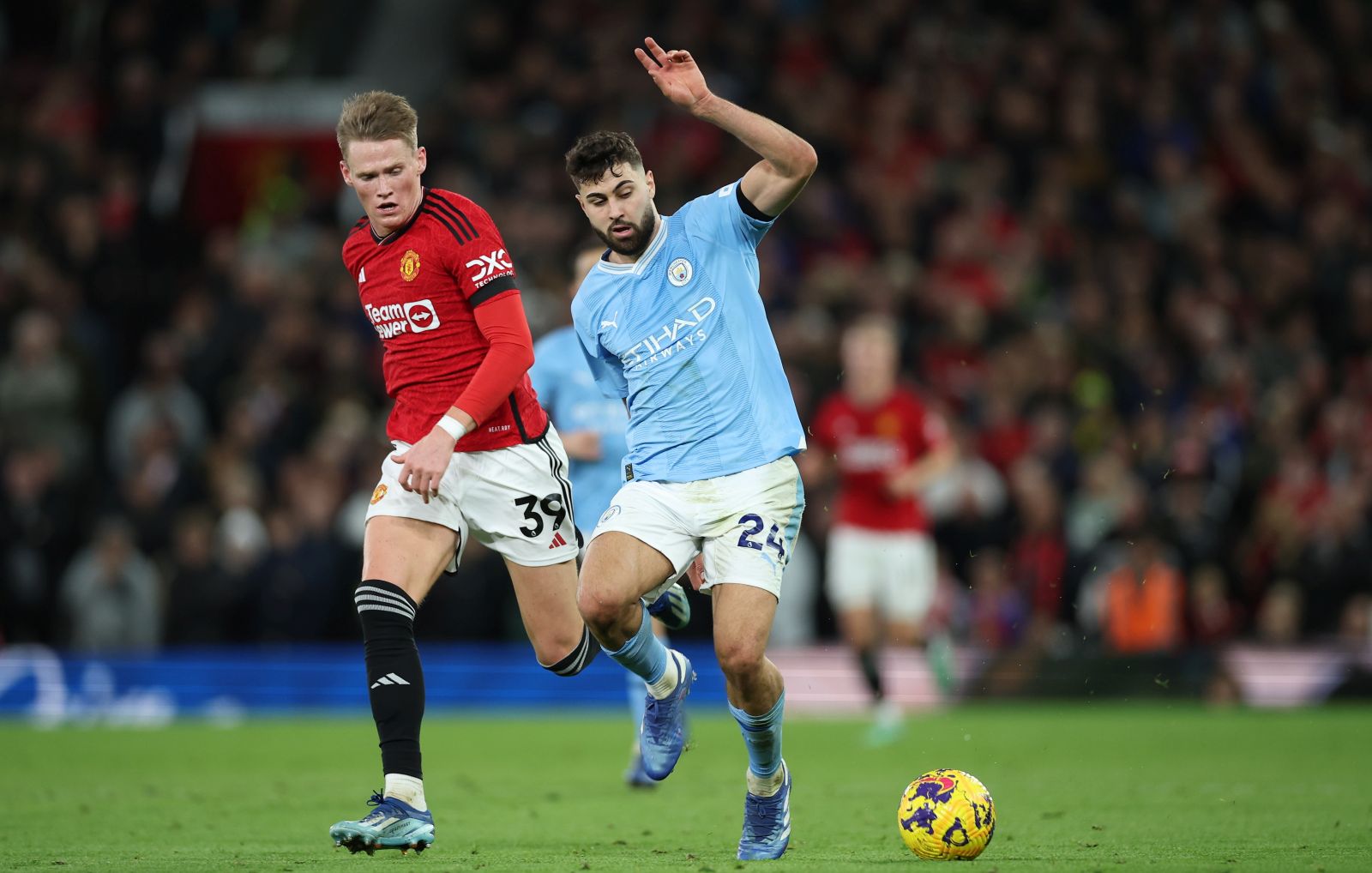 epa10947887 Scott McTominay of Manchester United (L) in action against Josko Gvardiol of Manchester City (R) during the English Premier League match between Manchester United and Manchester City in Manchester, Britain, 29 October 2023.  EPA/ADAM VAUGHAN