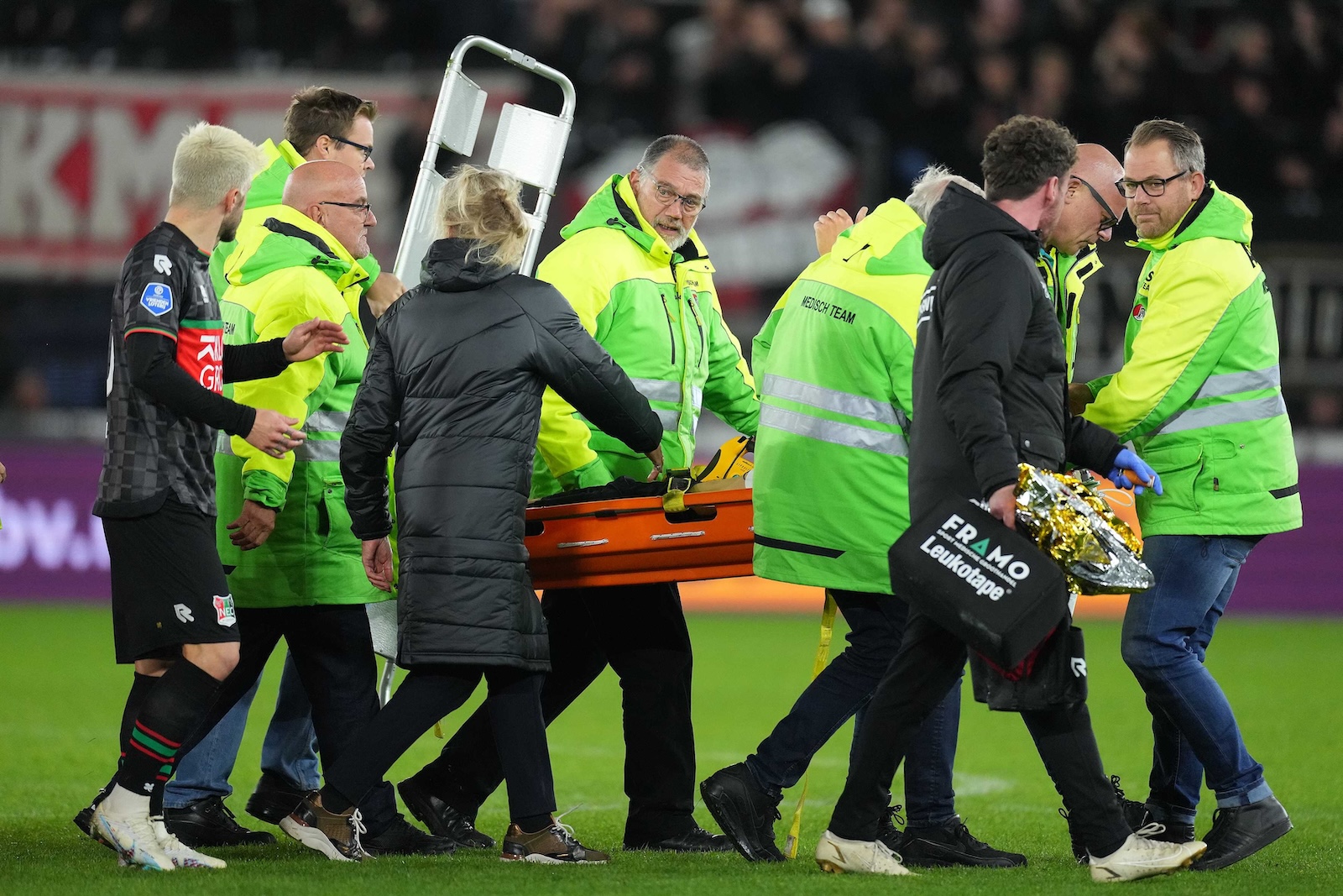 epa10948297 Medical personnel carry Bas Dost of NEC Nijmegen of the pitch after he collapsed during the Dutch Eredivisie soccer match between AZ Alkmaar and NEC Nijmegen, in Alkmaar, the Netherlands, 29 October 2023.  EPA/ED VAN DE POL