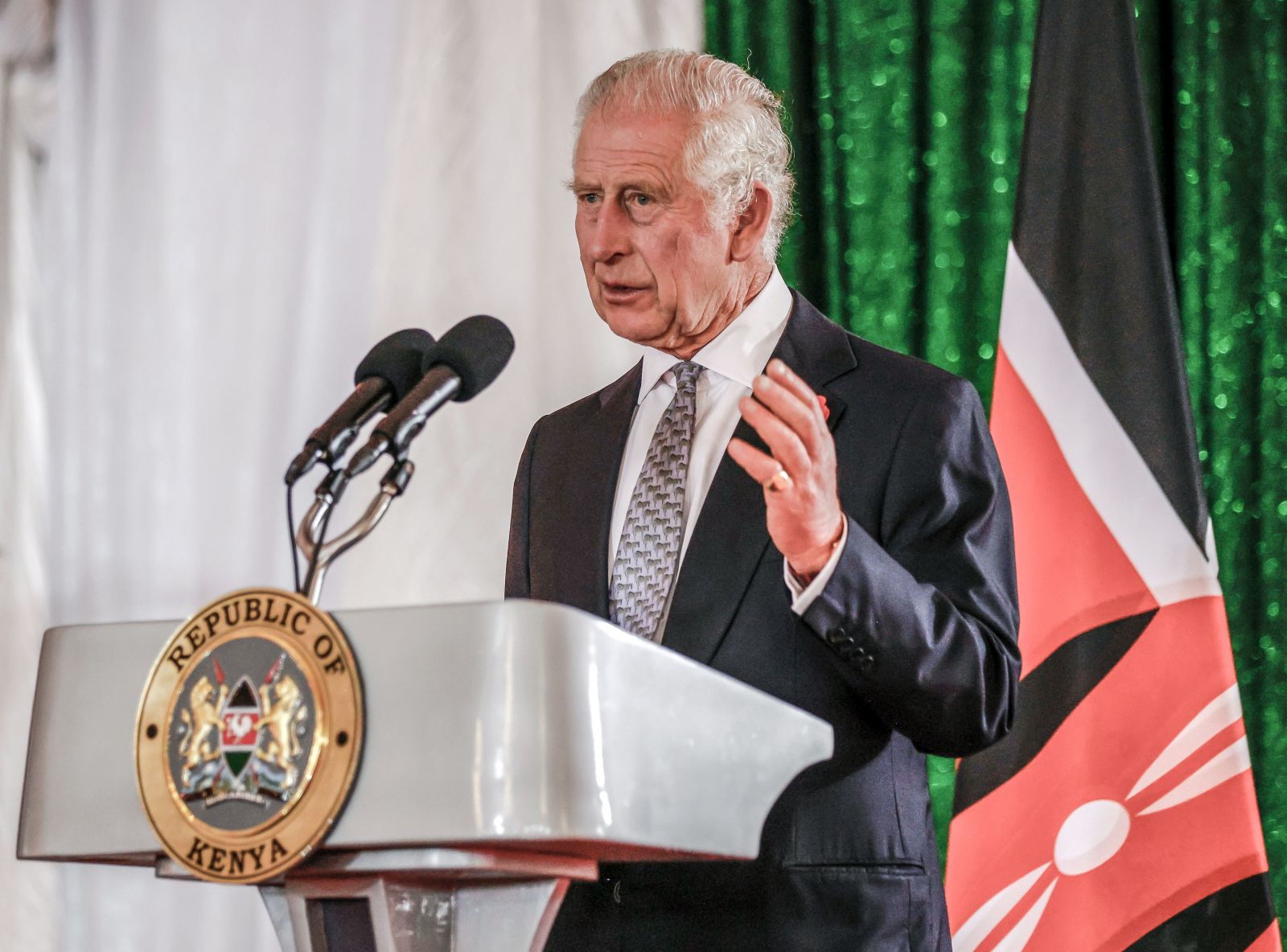 epa10951186 Britain's King Charles III delivers his speech during the State Banquet hosted by Kenyan President Ruto at the State House in Nairobi, Kenya, 31 October 2023. King Charles is in Kenya for a four-day trip, his first state visit to a Commonwealth country as monarch.  EPA/LUIS TATO / POOL