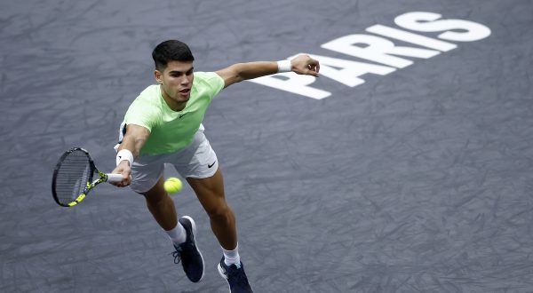 epa10951558 Carlos Alcaraz of Spain in action during his second round match against Roman Safiullin of Russia at the Rolex Paris Masters tennis tournament in Paris, France, 31 October 2023.  EPA/YOAN VALAT